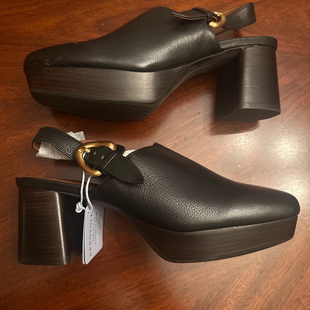 Aerosoles Sumari Platform Clog Black Leather 8.5
Heel 3 in. Platform 1.25 in.